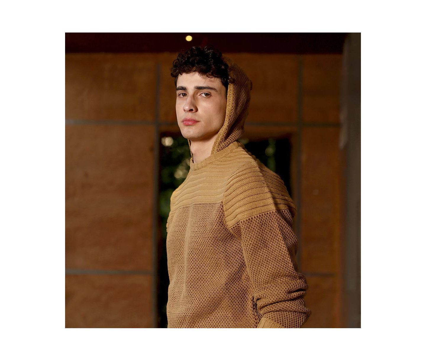 Мужской свитер Campus Sutra Hive-Jacquard Knit Hooded, цвет: Коричневый — фото 7