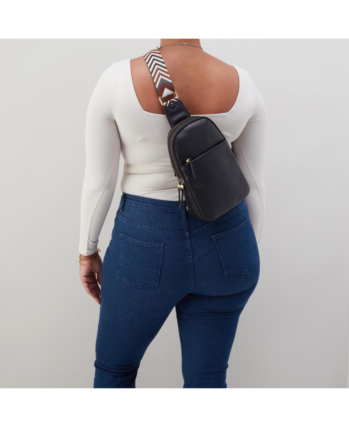 Женская сумка HOBO Cass Chevron Strap Leather Sling, цвет: Чёрный — фото 4