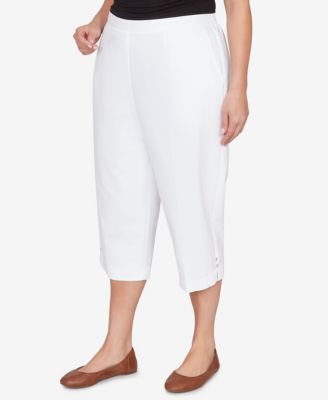 Plus Size Classic Solid Twill Button Hem Capri Pants