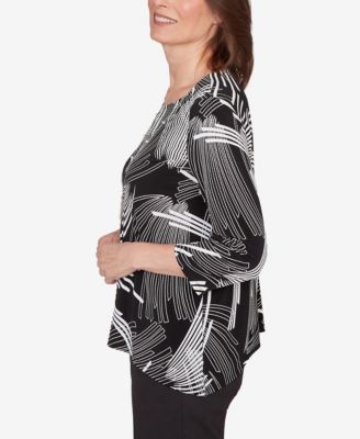 Women's Classic Geometric SharkBite Hem Top with Necklace