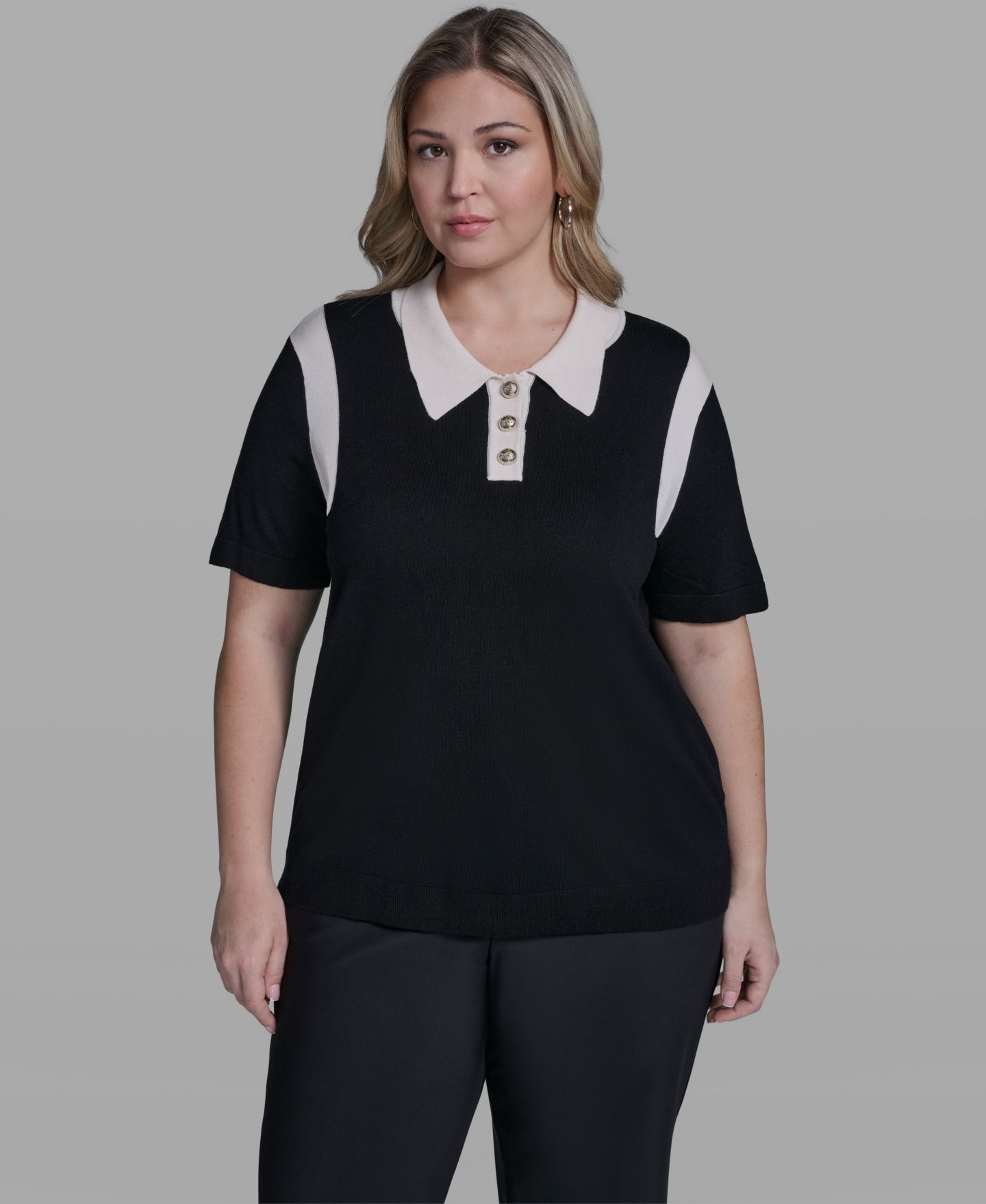 Женский свитер KARL LAGERFELD PARIS Plus Size Solid Short-Sleeve Polo Sweater, цвет: Чёрный / Бисквитный — фото 1