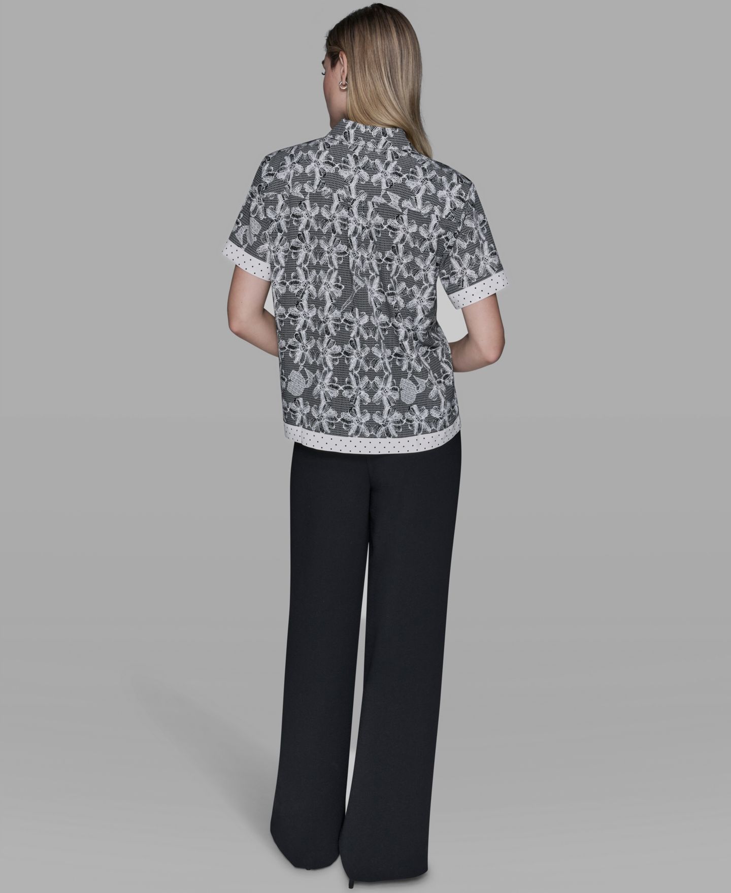 Женская рубашка KARL LAGERFELD PARIS Lace Print Detail Camp, цвет: Чёрный / Бисквитный — фото 6