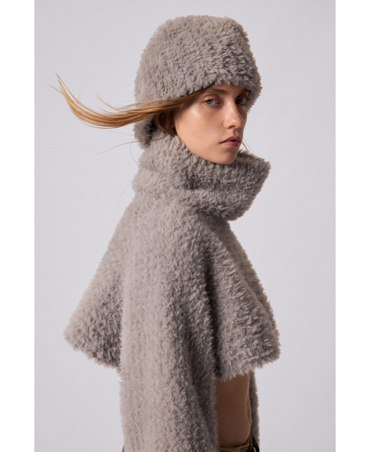 Desigual Women's Pack Crop Sweater and Hat