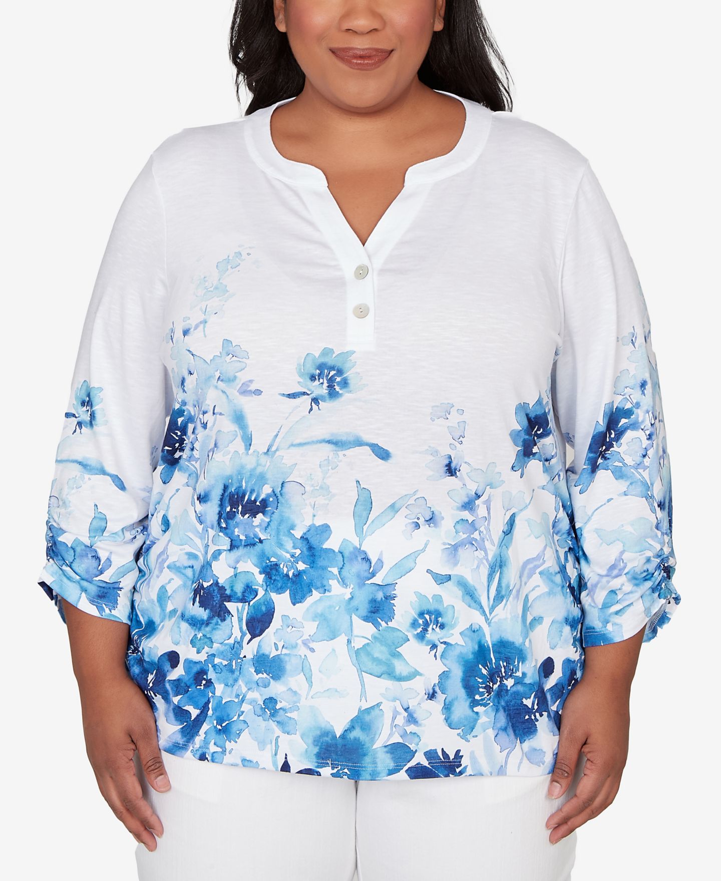 Женский топ Alfred Dunner Plus Size Mykonos Watercolor Floral Border Henley, цвет: Синий разноцветный — фото 1