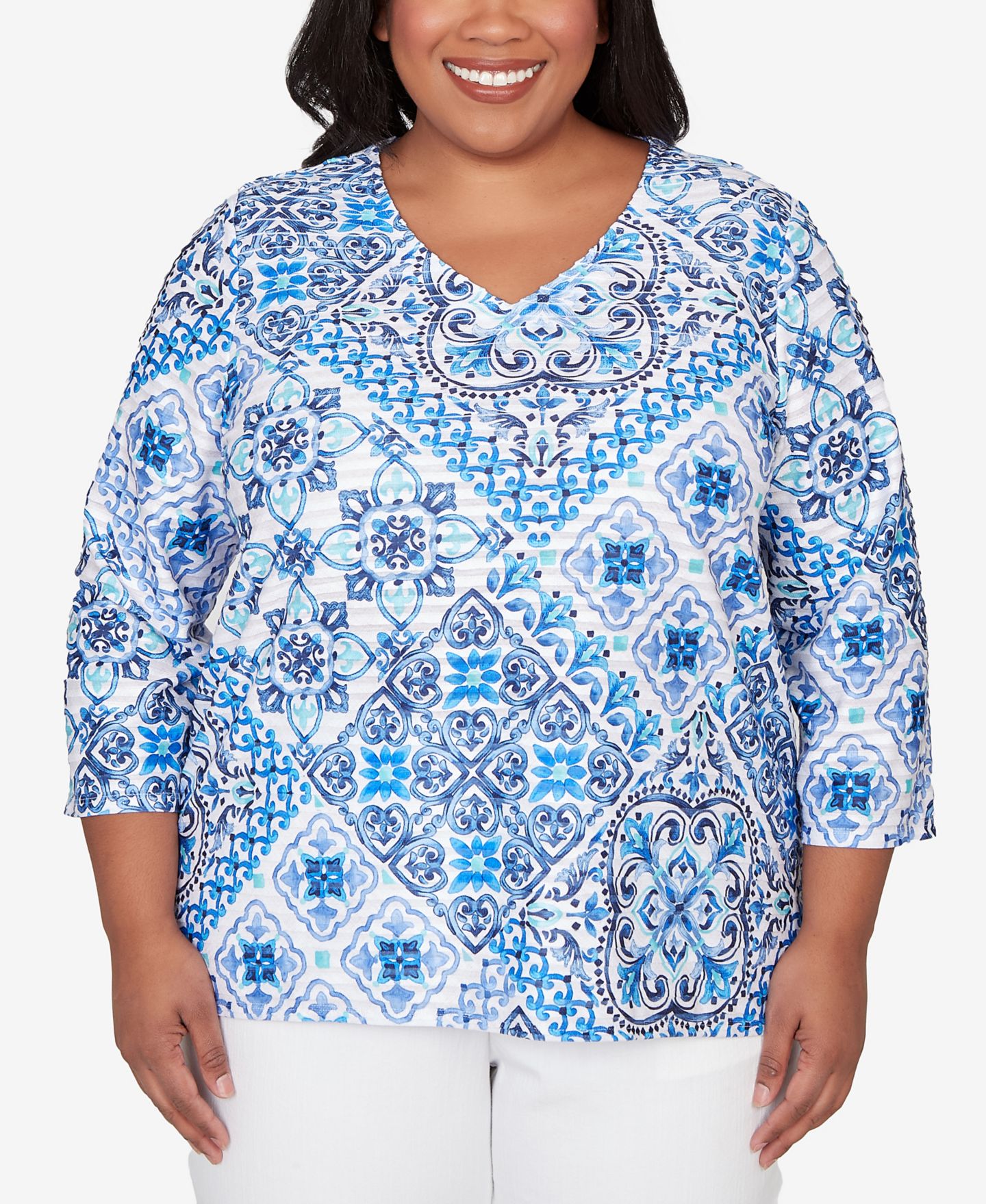 Женский топ Alfred Dunner Plus Size Mykonos Aegean Tile V-Neck, цвет: Синий — фото 1