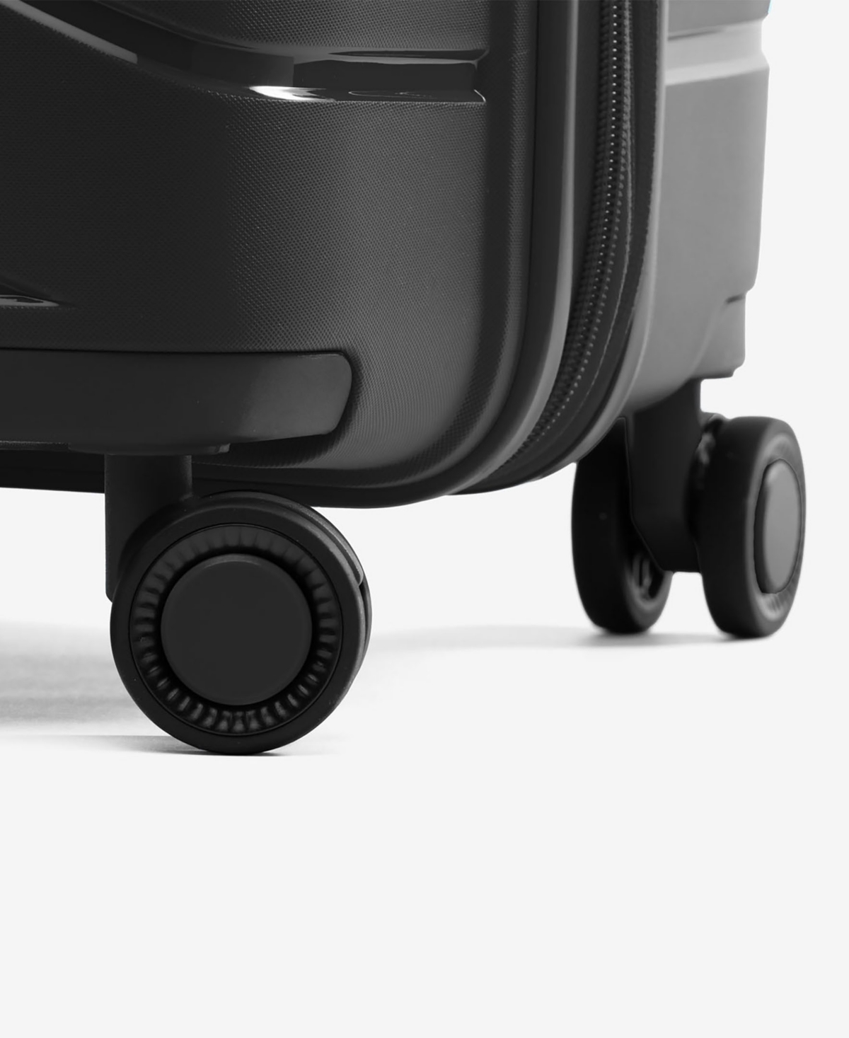 Atlantic Convertible Medium to Large Checked Expandable Hardside Spinner