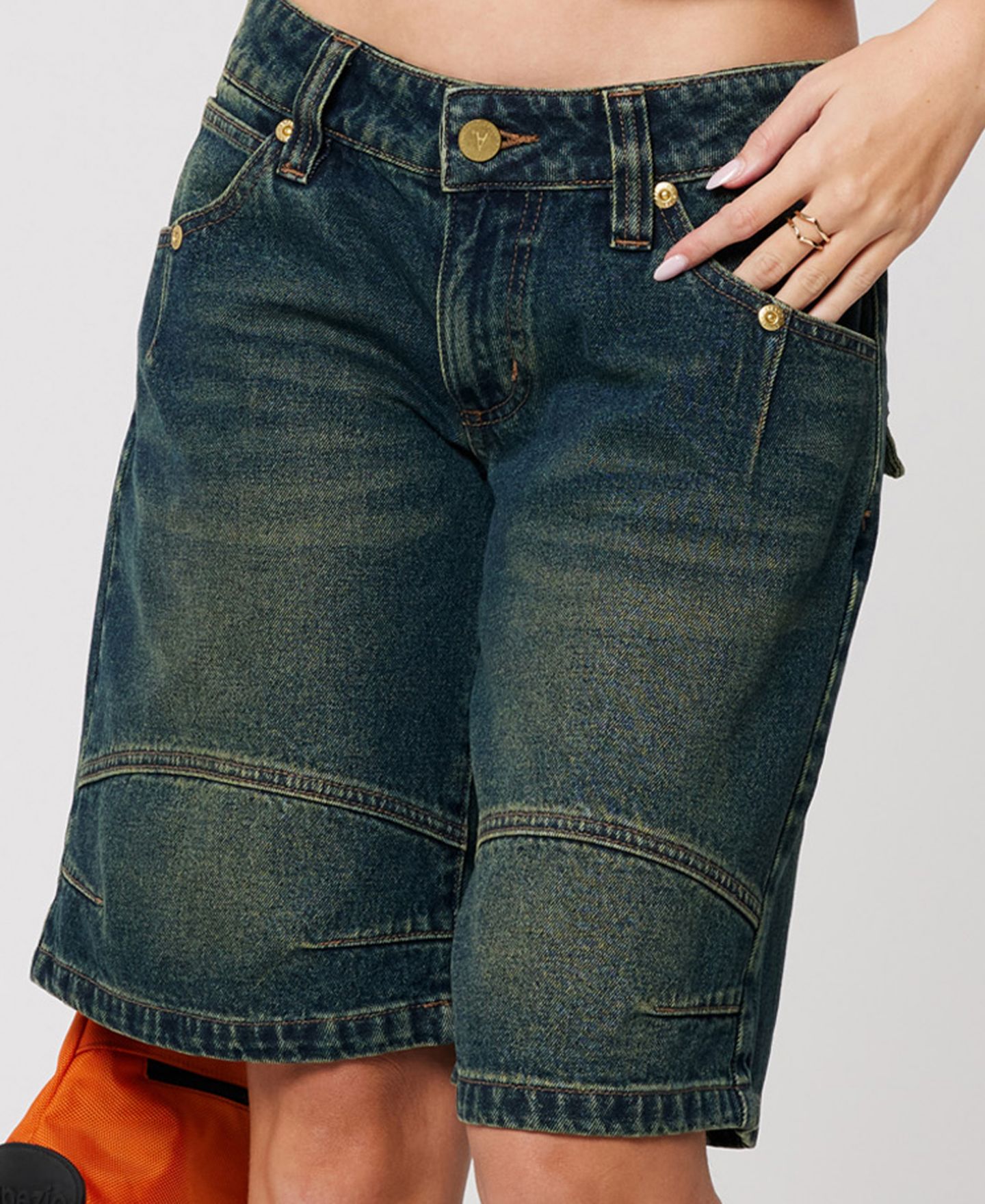 Женские шорты Abrand Jort Riley Engineered Baggy Low-Rise Denim Shorts — фото 4