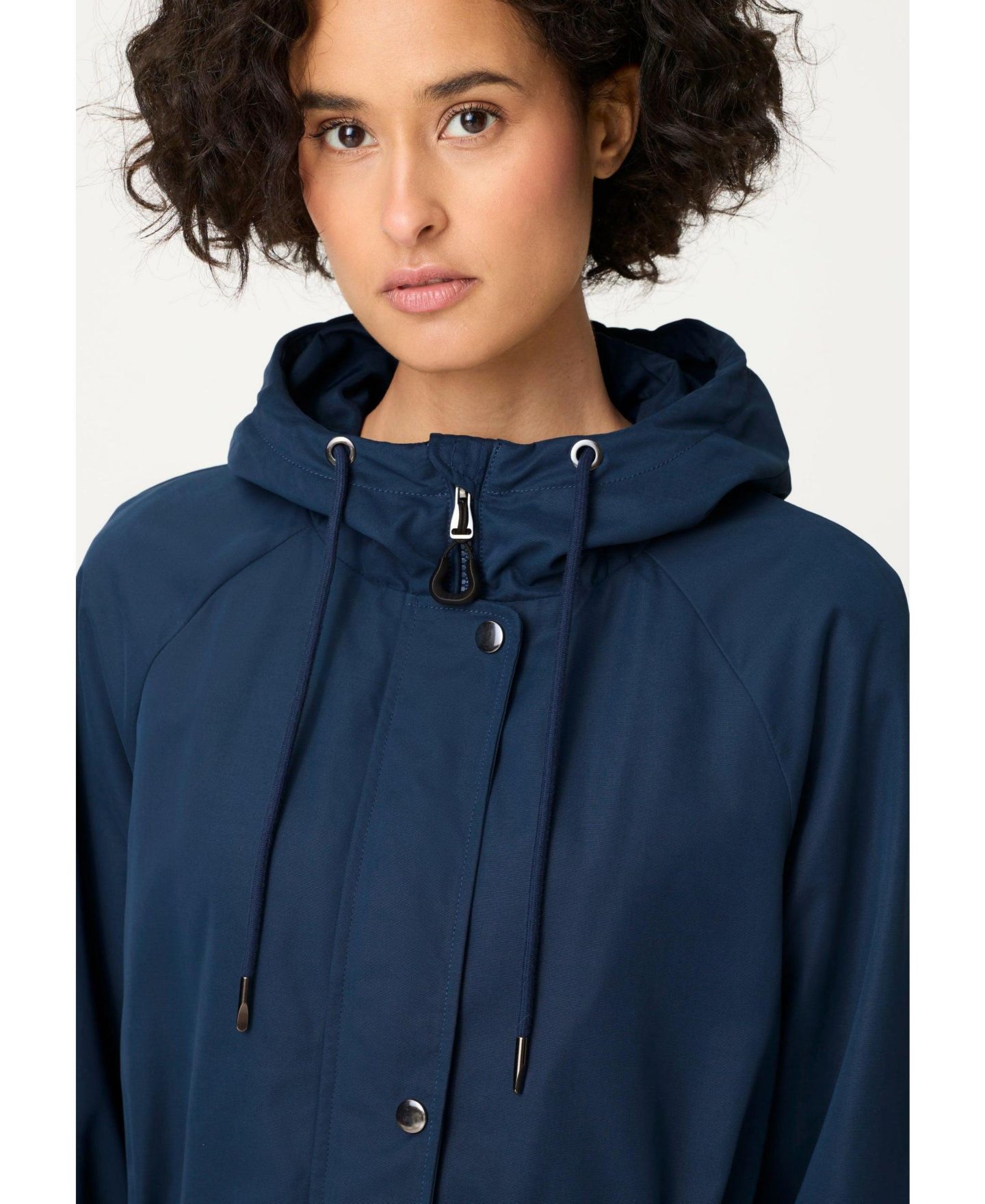 Женская куртка Olsen Hooded Anorak, цвет: Насыщенный тёмно-синий — фото 10