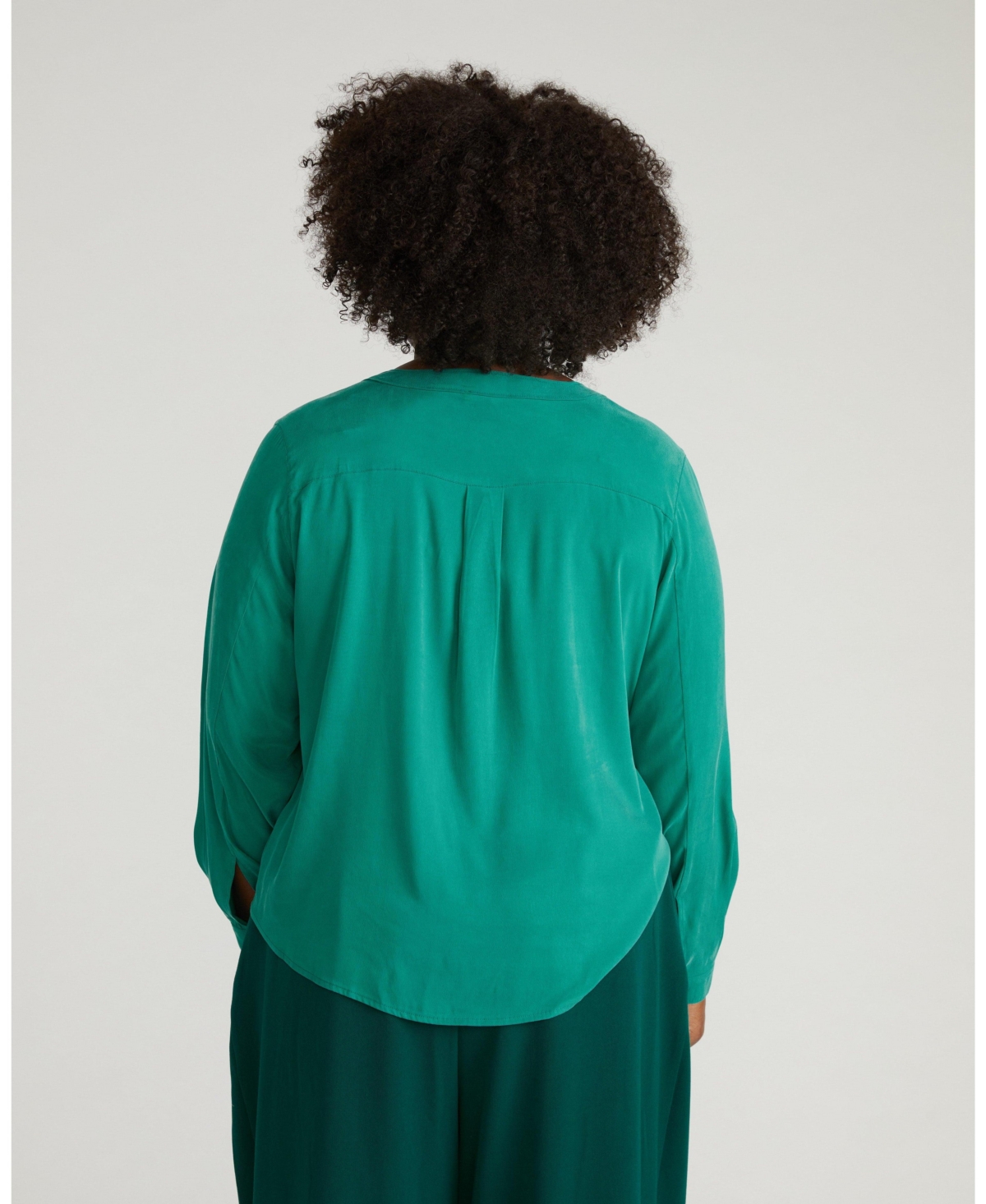 Universal Standard Women's Plus Cooling Stretch Cupro Button-Down Blouse