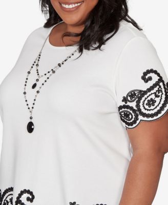 Plus Size Crowd Pleaser Paisley Border Top With Necklace