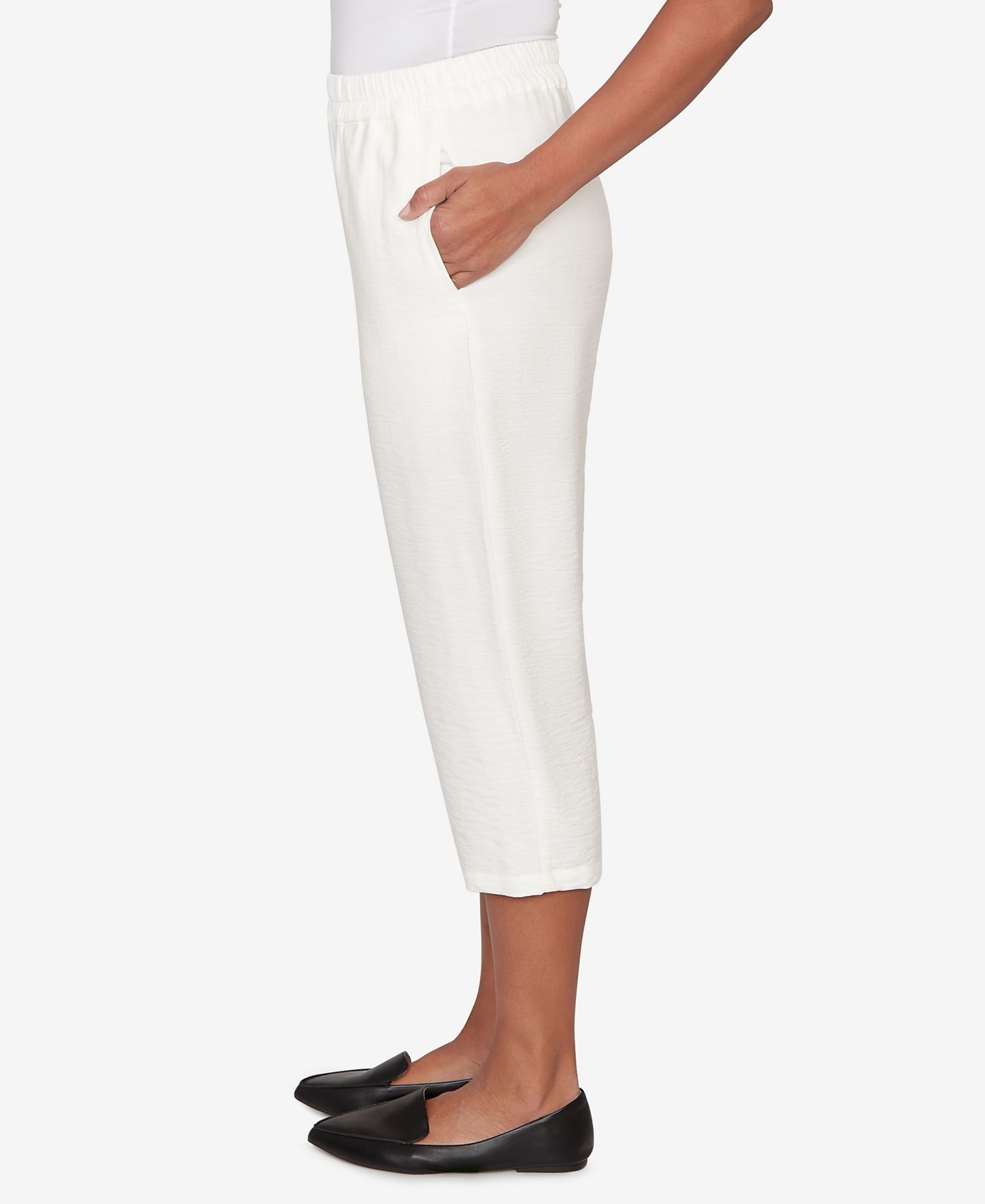 Petite Crowd Pleaser Floral Embroidered Relaxed Capri Pants
