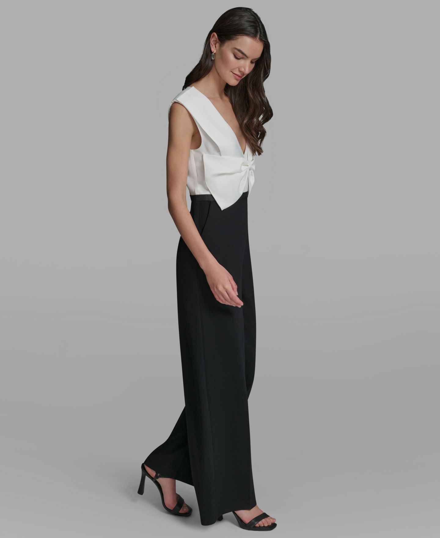 Женский комбинезон KARL LAGERFELD PARIS Sleeveless Mixed Media Bow Bodice Jumpsuit, цвет: Мягкий белый / Чёрный — фото 3