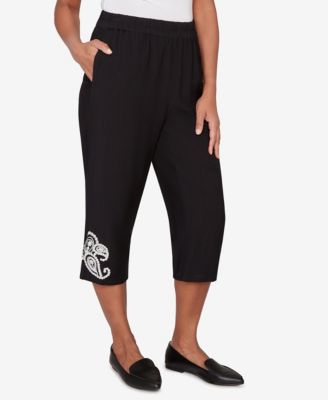 Women's Crowd Pleaser Paisley Embroidered Relaxed Capri Pants
