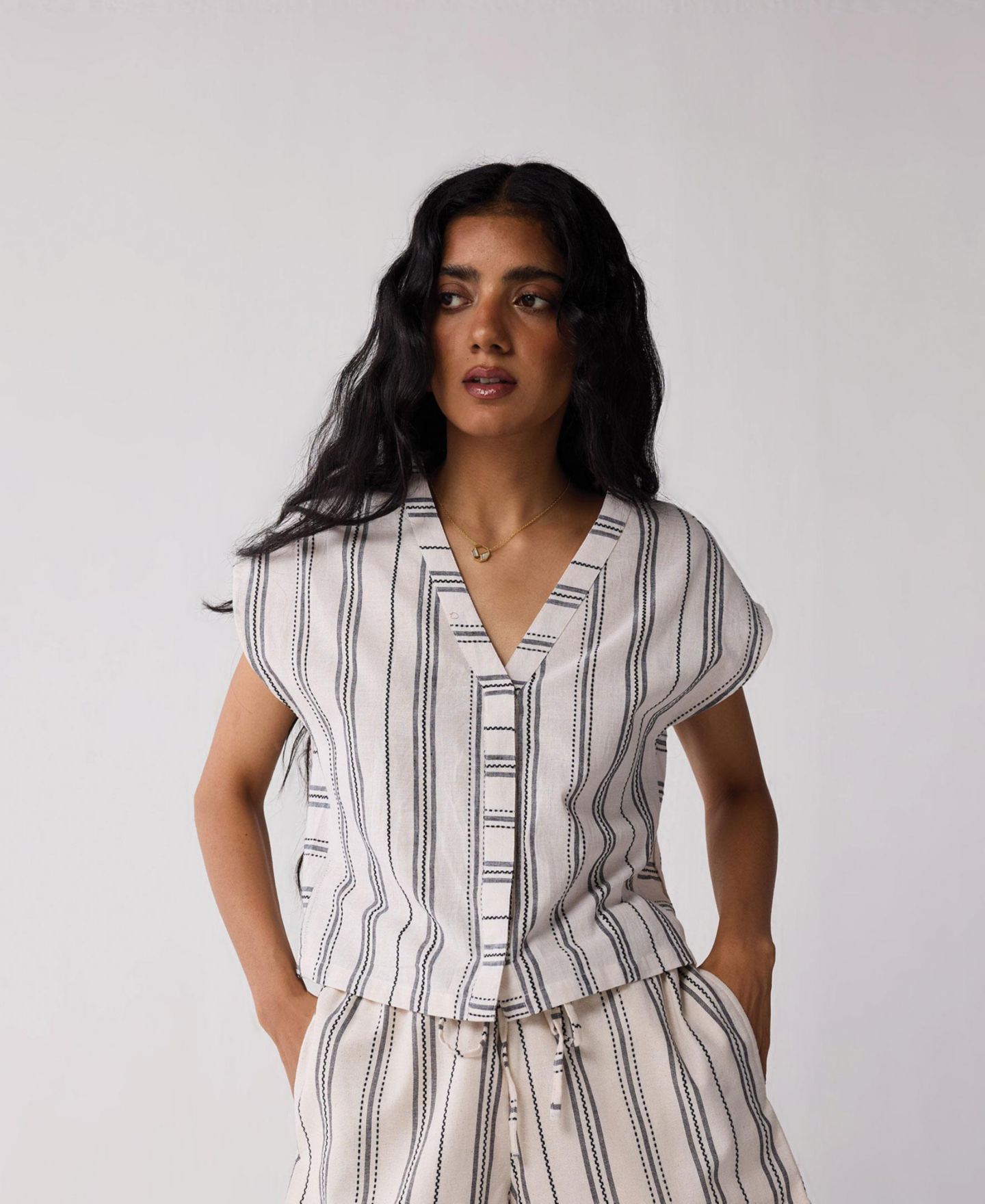 Женский топ Reistor Relaxed V-neck in Stripes, цвет: Холщовый — фото 4