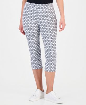 Petite Rivet-Trim Pull-On Capri Pants