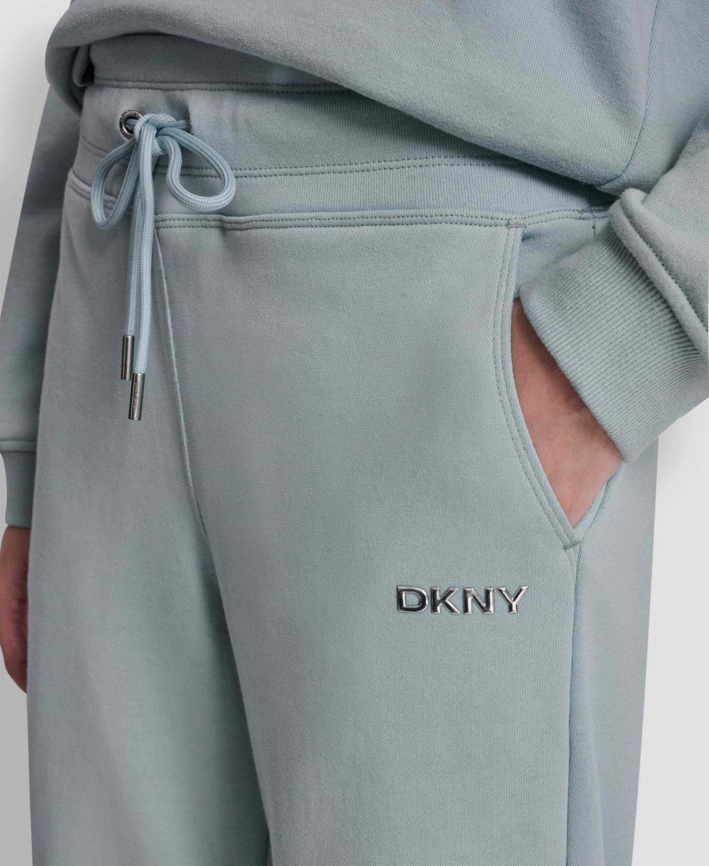 Женские брюки DKNY Sport Metallic Bubble Logo Crop Pants, цвет: Минеральный — фото 4
