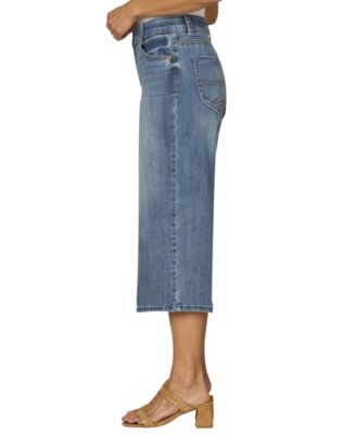 Petite High-Rise Seamless Floral Embroidery Capri Jeans