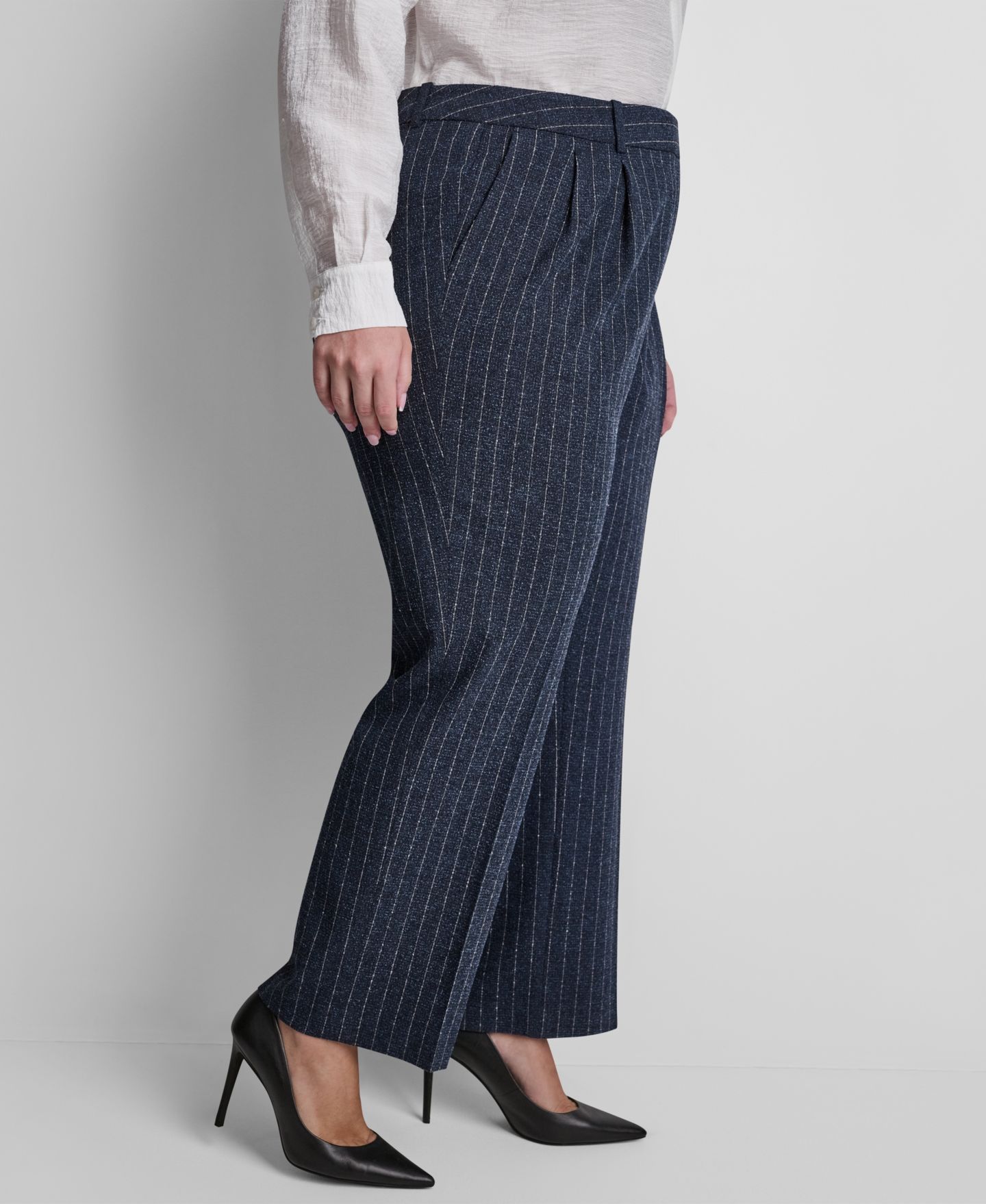 Женские брюки DKNY Plus Size Mid-Rise Pinstripe Pleated, цвет: Тёмно-синий / Комбинированный — фото 3