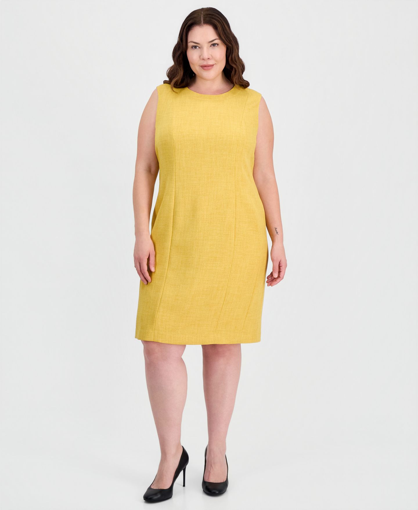 Женское платье Kasper Plus Size Sleeveless Sheath, цвет: Butterscotch — фото 1