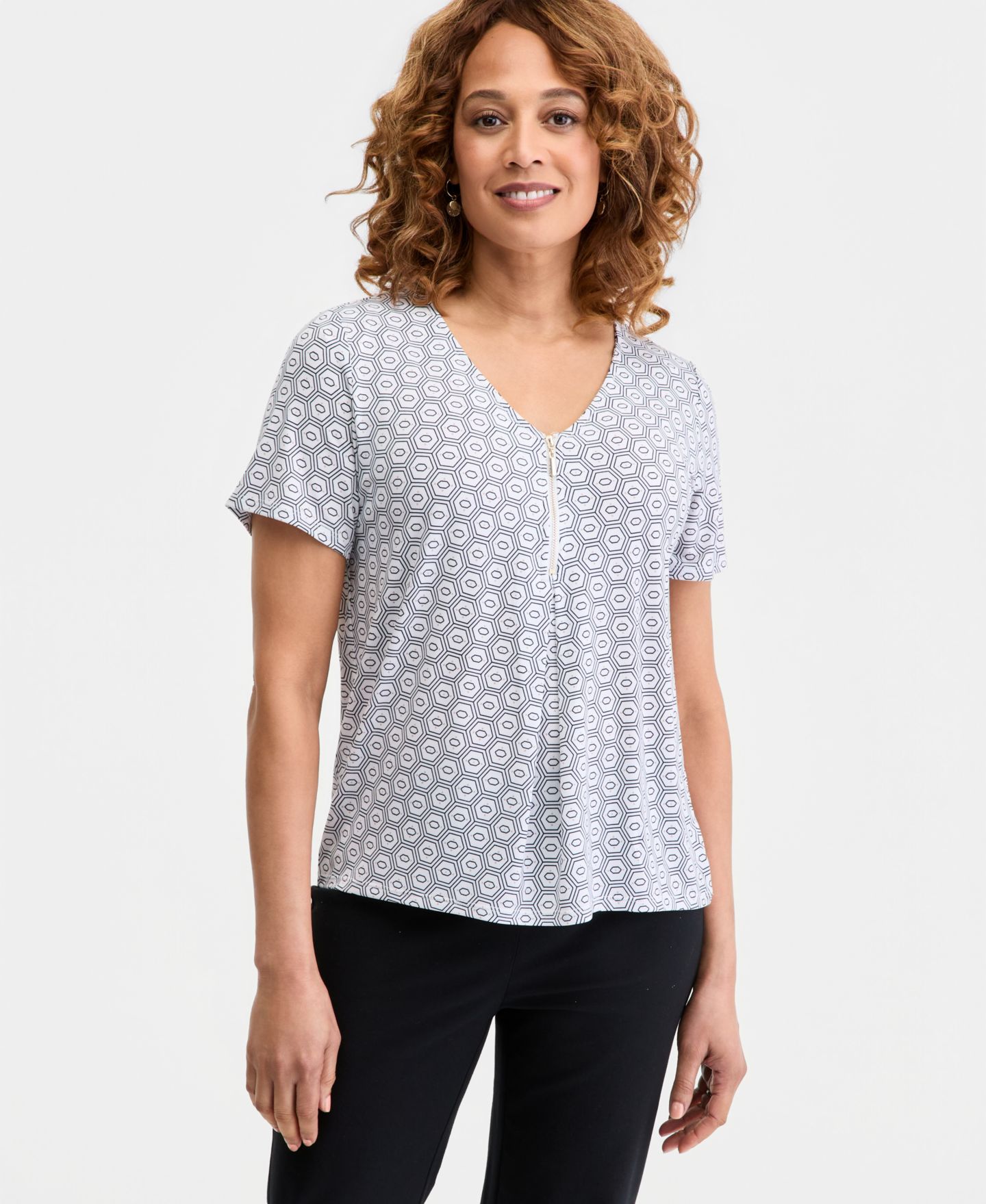 Женский топ JM Collection Printed Front Zipper V-Neck Top, цвет: Яркий белый — фото 1