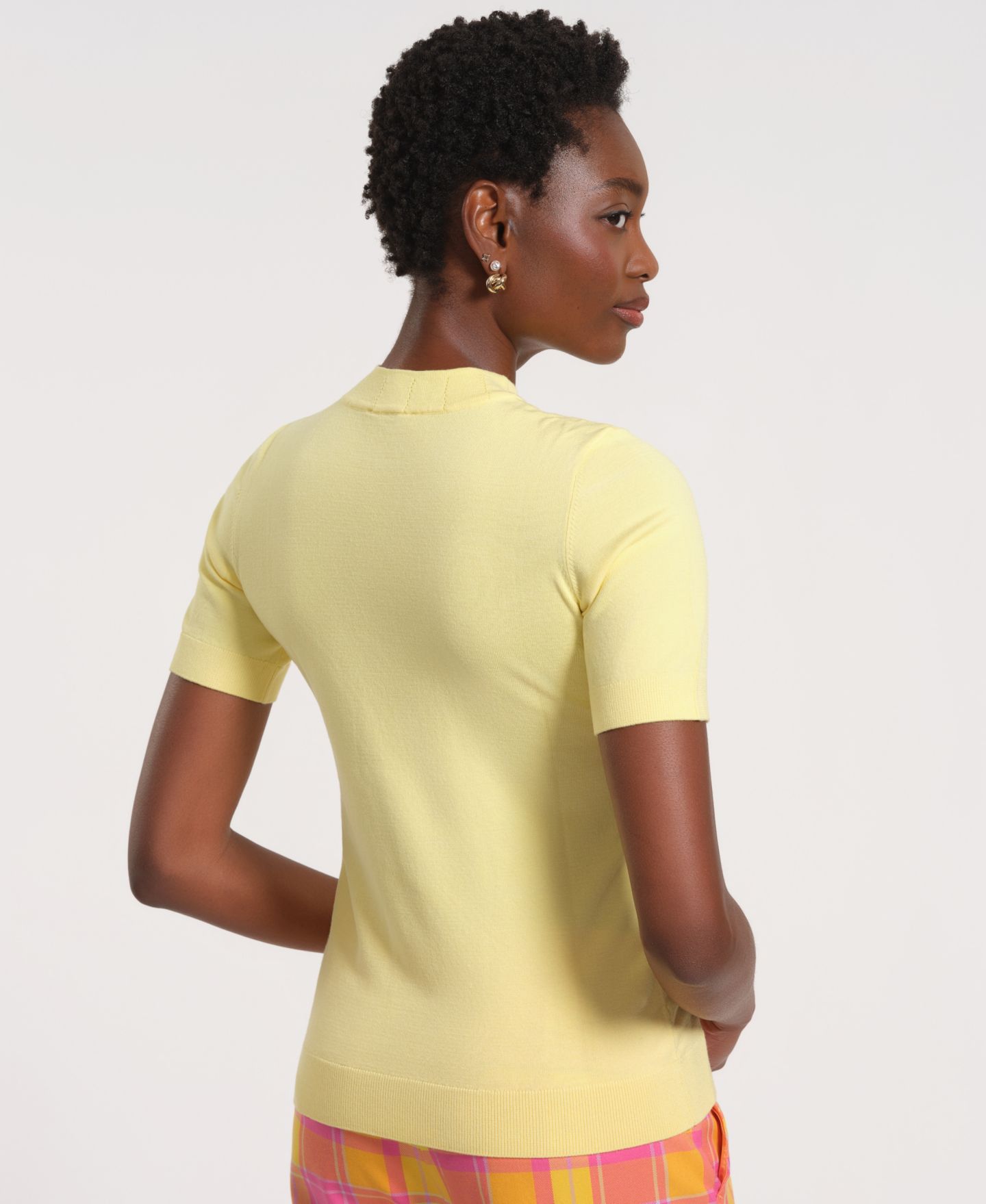 Женский топ Isaac Mizrahi Short-Sleeve Mock Neck, цвет: Сливочный жёлтый — фото 3