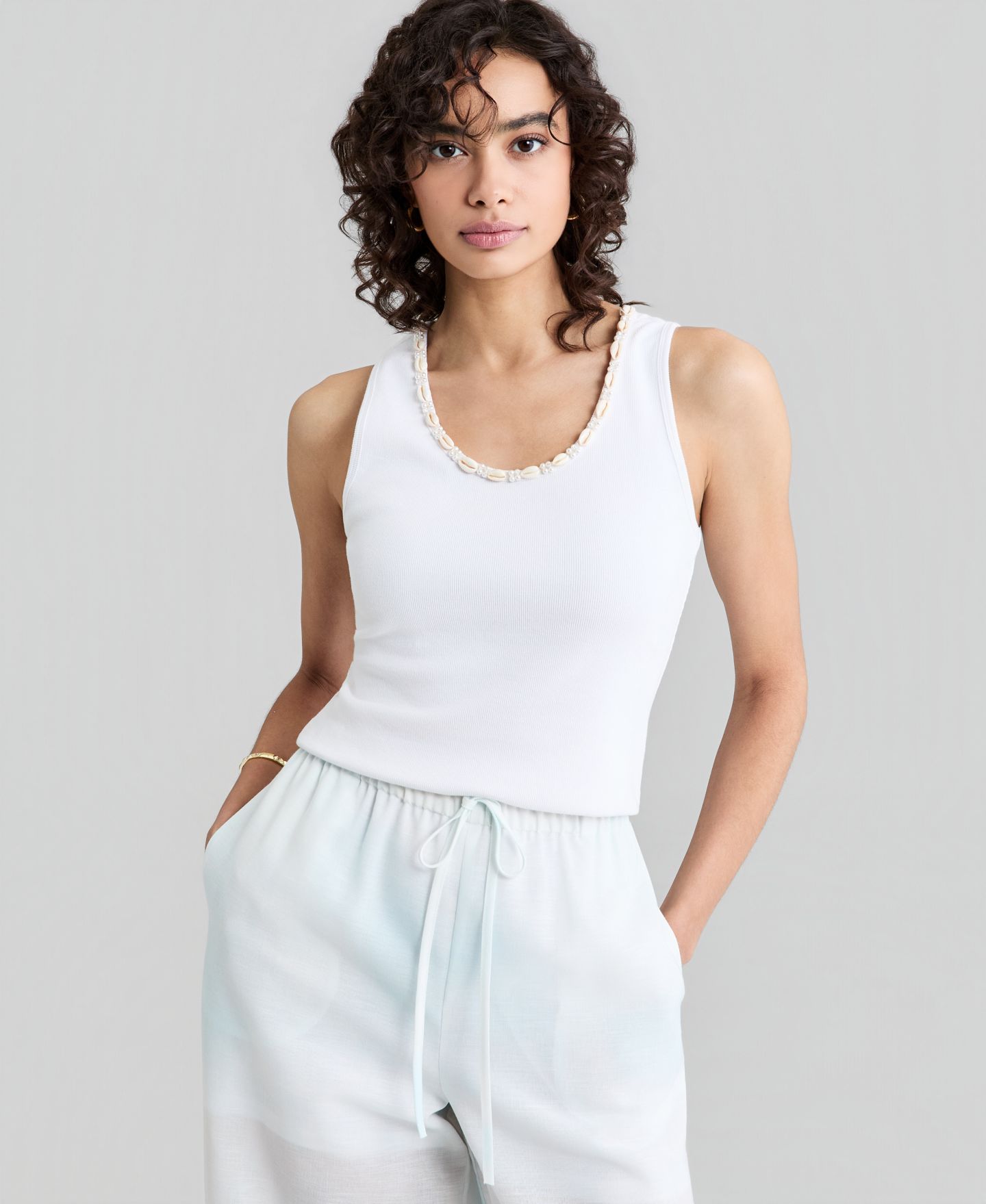 Женский топ And Now This Seashell-Trim Scoop-Neck, цвет: Яркий белый — фото 1