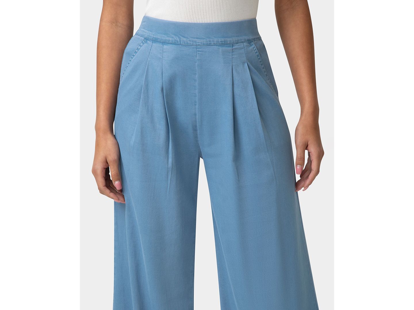 Женские брюки Hue Fluid Denim Palazzo Pant, цвет: Шамбре варёный — фото 6