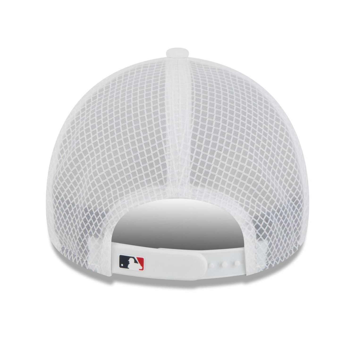 Men's White Atlanta Braves 2026 Batting Practice Apex 9FORTY Adjustable Trucker Hat