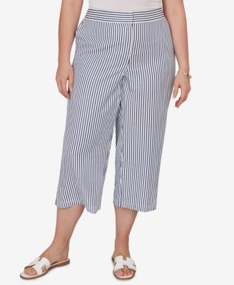 Plus Size Striped Seersucker Fly-Front Capri Pants