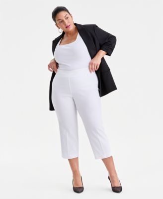 Plus Size Mid-Rise Pull-On Capri Pants