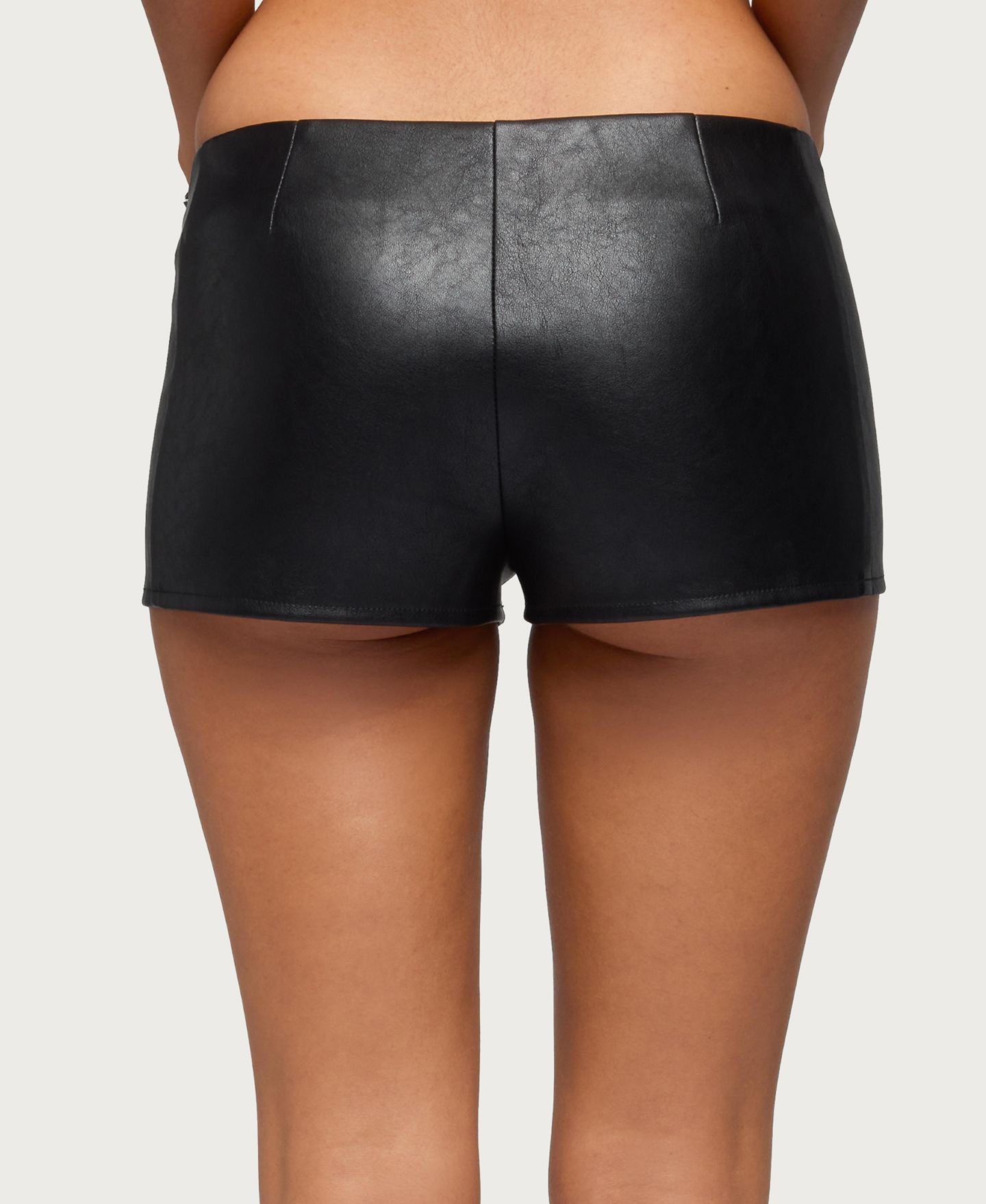 Женские шорты Edikted Diana Zip Up Faux Leather Micro, цвет: Чёрный — фото 2