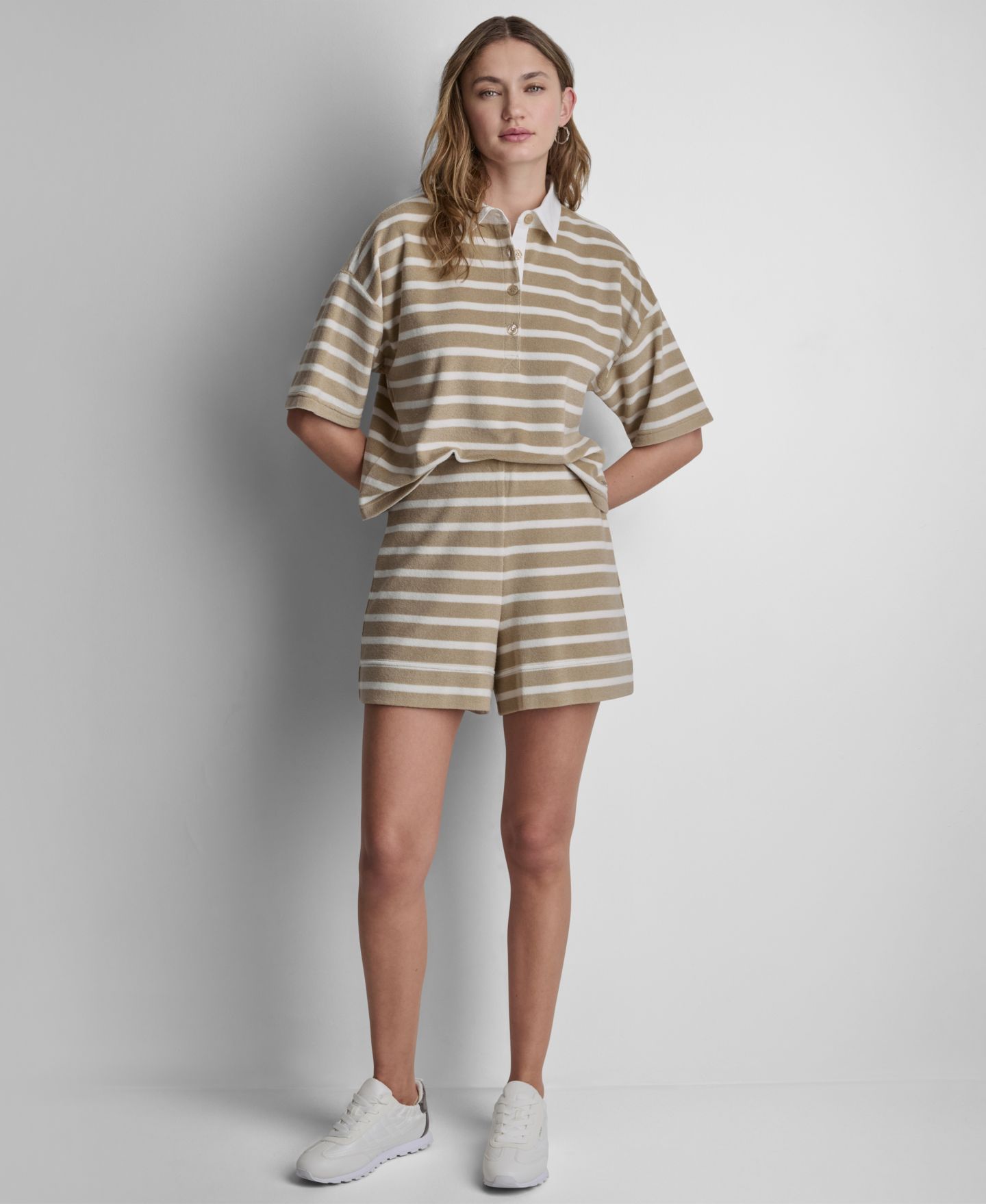 Женские комплекты DKNY Jeans Towelling Terry Stripe Boxy Polo Top and High-Rise Pull-On Shorts, цвет: Peacoat / Сливочный — фото 2
