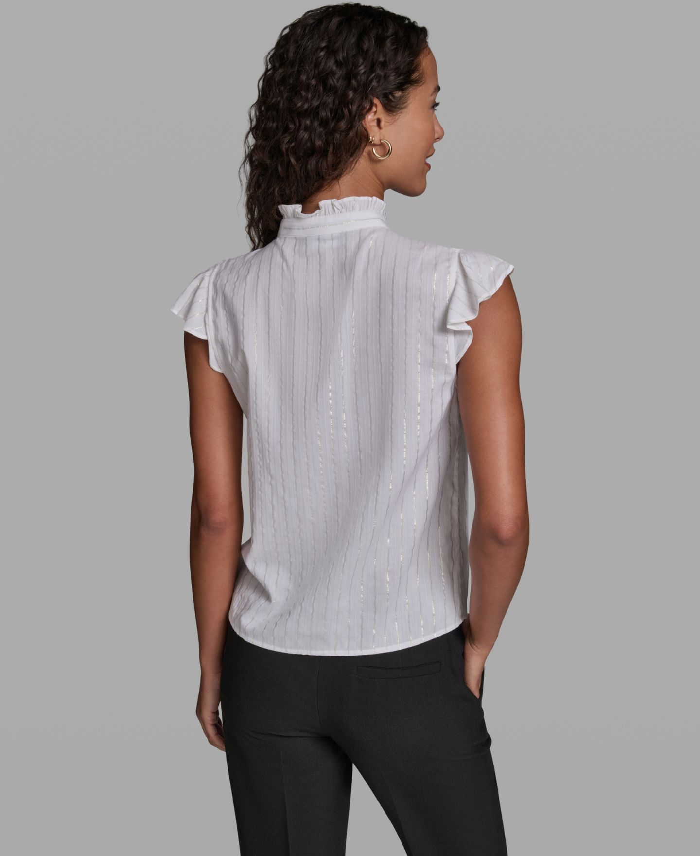 Женская блузка KARL LAGERFELD PARIS Ruffle Sleeveless Mock Neck Blouse, цвет: Мягкий белый / Золотой — фото 2