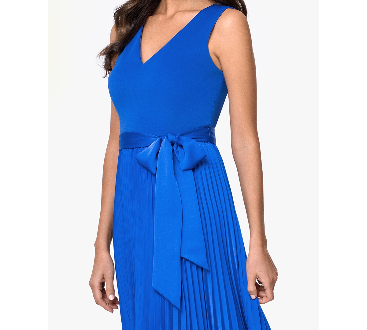 Xscape Women's Sleeveless V-Neck Gown