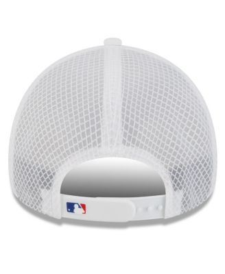 Men's White Chicago Cubs 2026 Batting Practice Apex 9FORTY Adjustable Trucker Hat