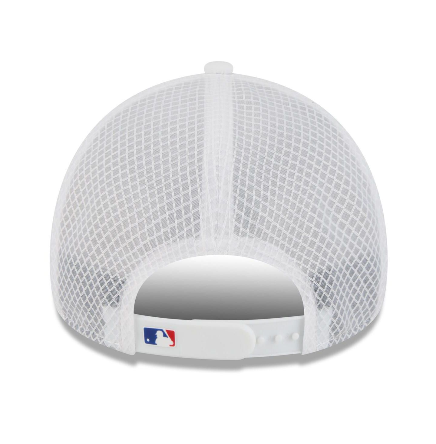 Мужская кепка New Era White Chicago Cubs 2026 Batting Practice Apex 9FORTY Adjustable Trucker Hat — фото 4