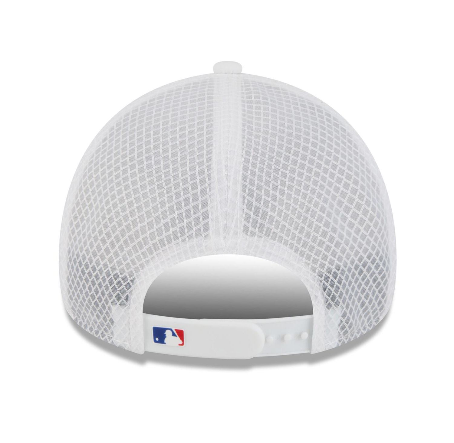 Men's White Chicago Cubs 2026 Batting Practice Apex 9FORTY Adjustable Trucker Hat