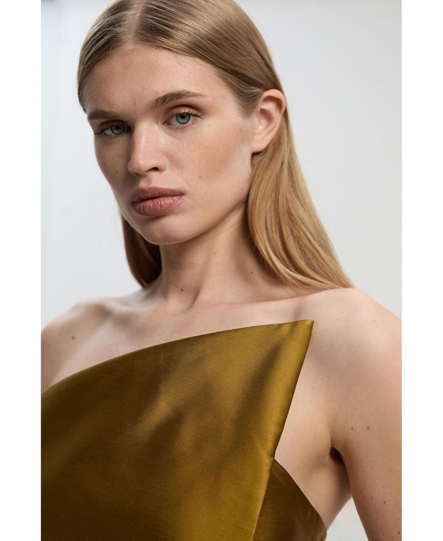 Женское платье Karen Millen Satin Twill Asymmetric Neck Midi, цвет: Золотой — фото 4