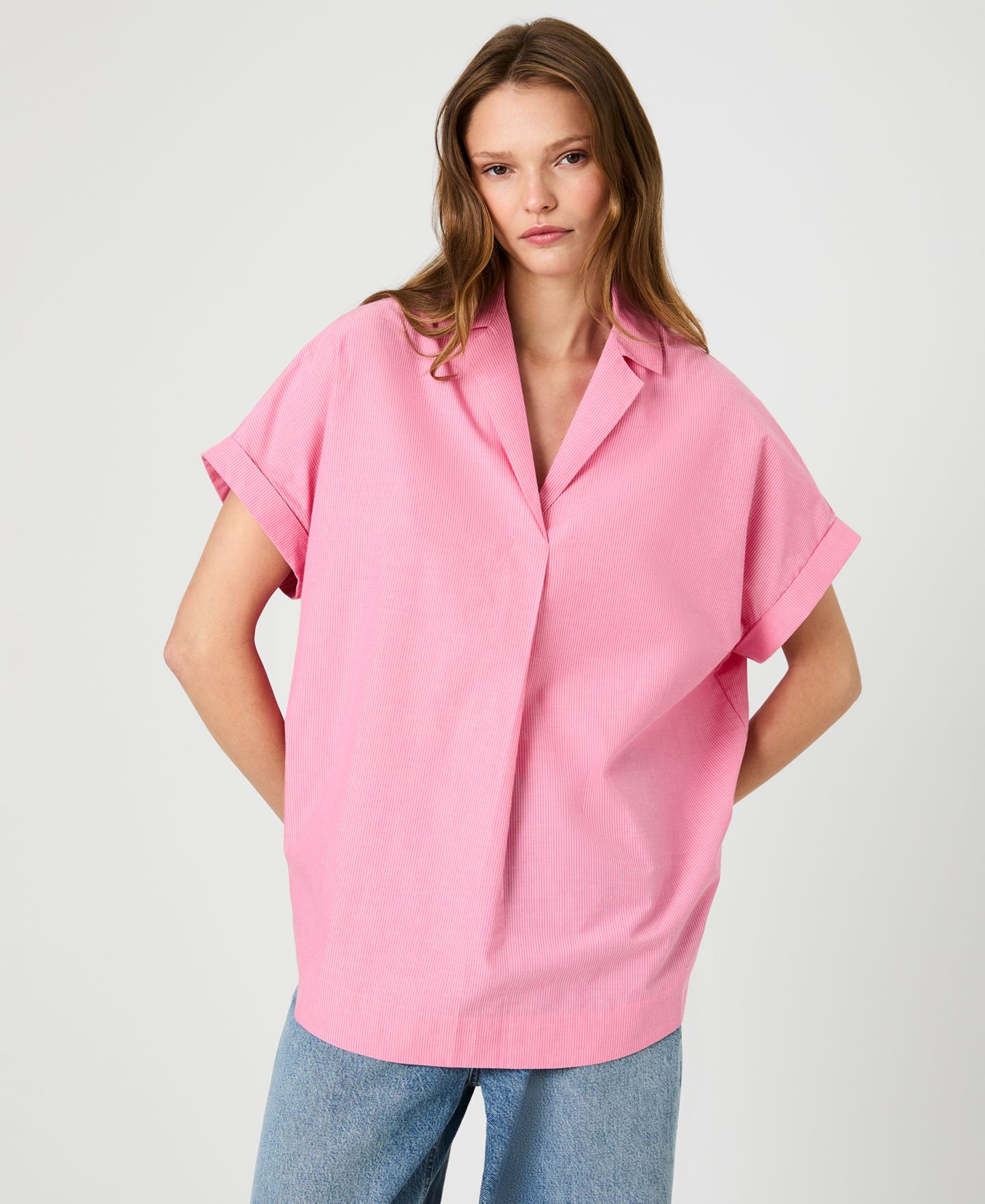 Женская рубашка French Connection Rhodes Poplin Ticking Striped Popover V-Neck, цвет: Розовый — фото 1