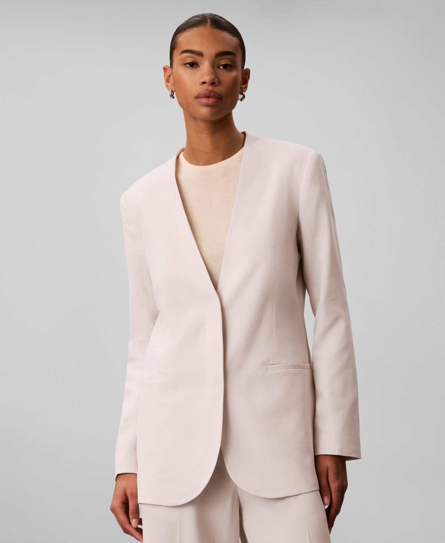 Женский пиджак Calvin Klein Classic Fit V-Neck Blazer, цвет: Белый песочный — фото 1