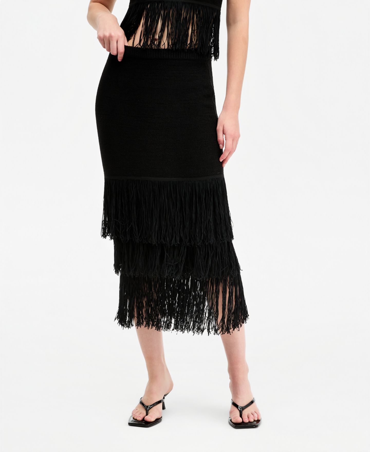 Женская юбка Bar III Pull-On Tiered-Fringe Sweater Skirt, цвет: Чёрный — фото 2