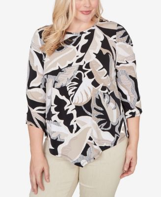 Petite Detail Driven Texture Leaves Pointed Hem Top with Necklace