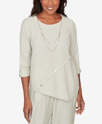 Petite Vintage Charm Diagonal Spliced Detailed Top with Necklace