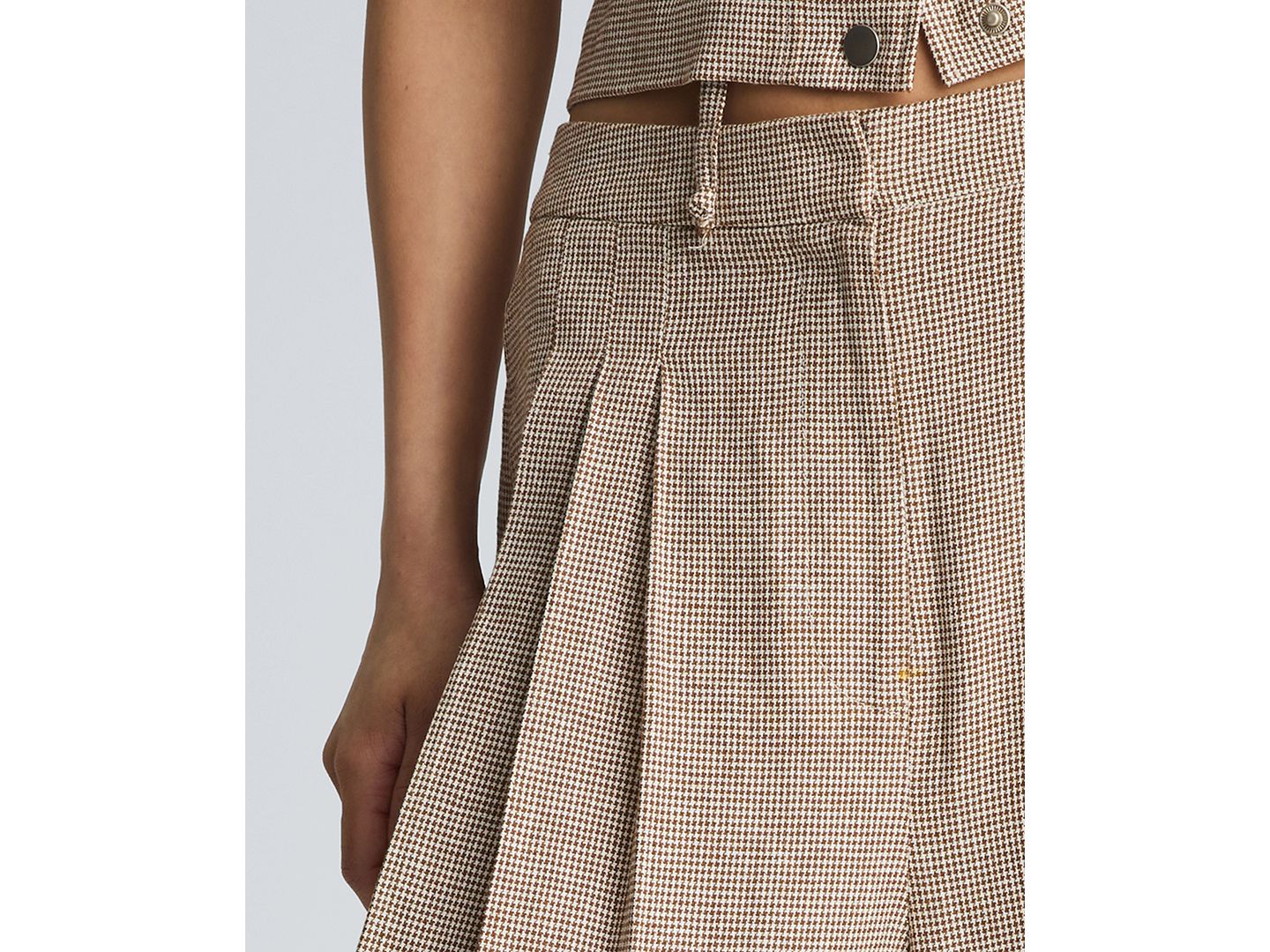 Женские брюки Kenneth Cole Fly Front High Rise Triple Pleated Linen Blend, цвет: Коричневый / Чистый белый — фото 5