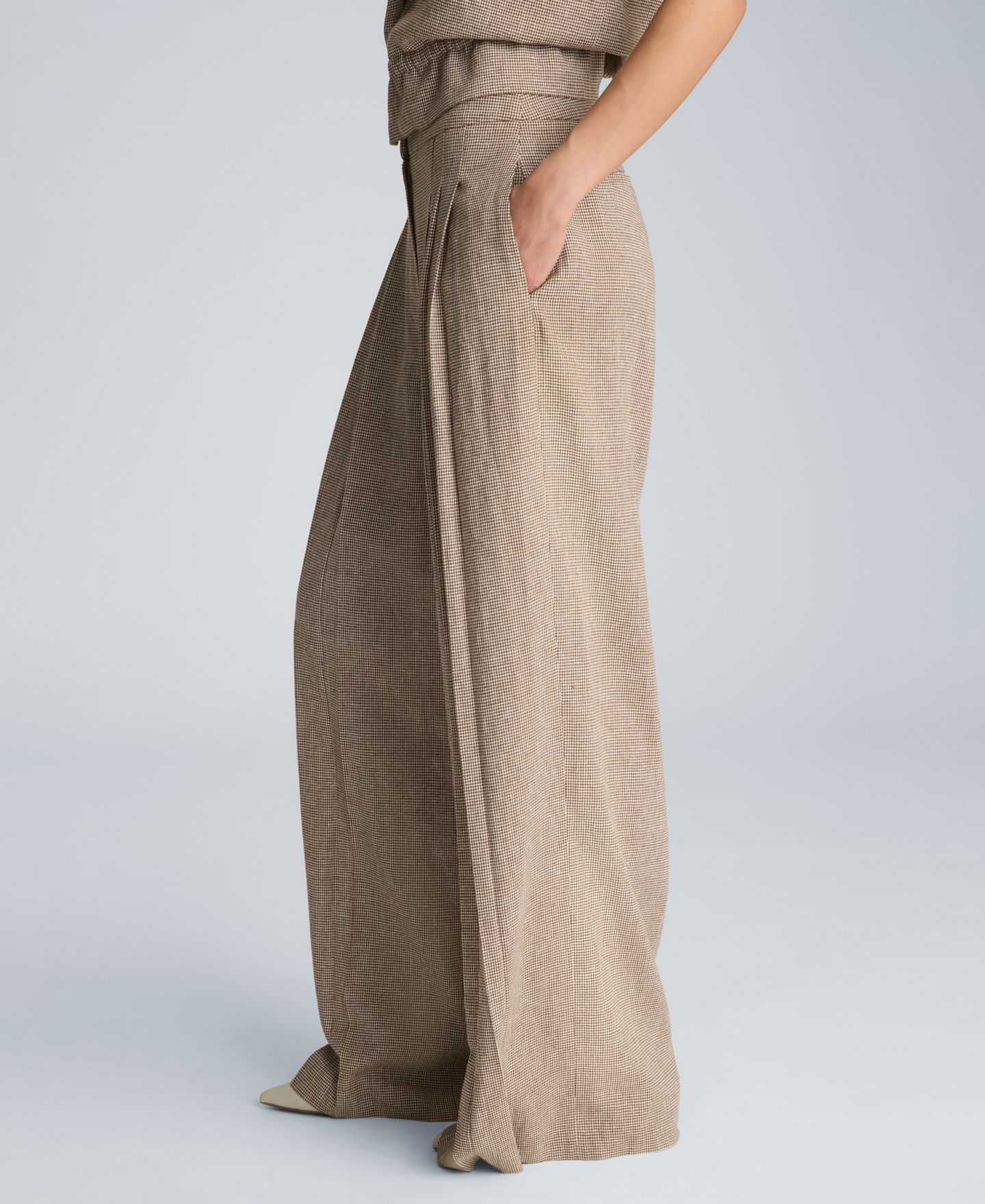 Женские брюки Kenneth Cole Fly Front High Rise Triple Pleated Linen Blend, цвет: Коричневый / Чистый белый — фото 11
