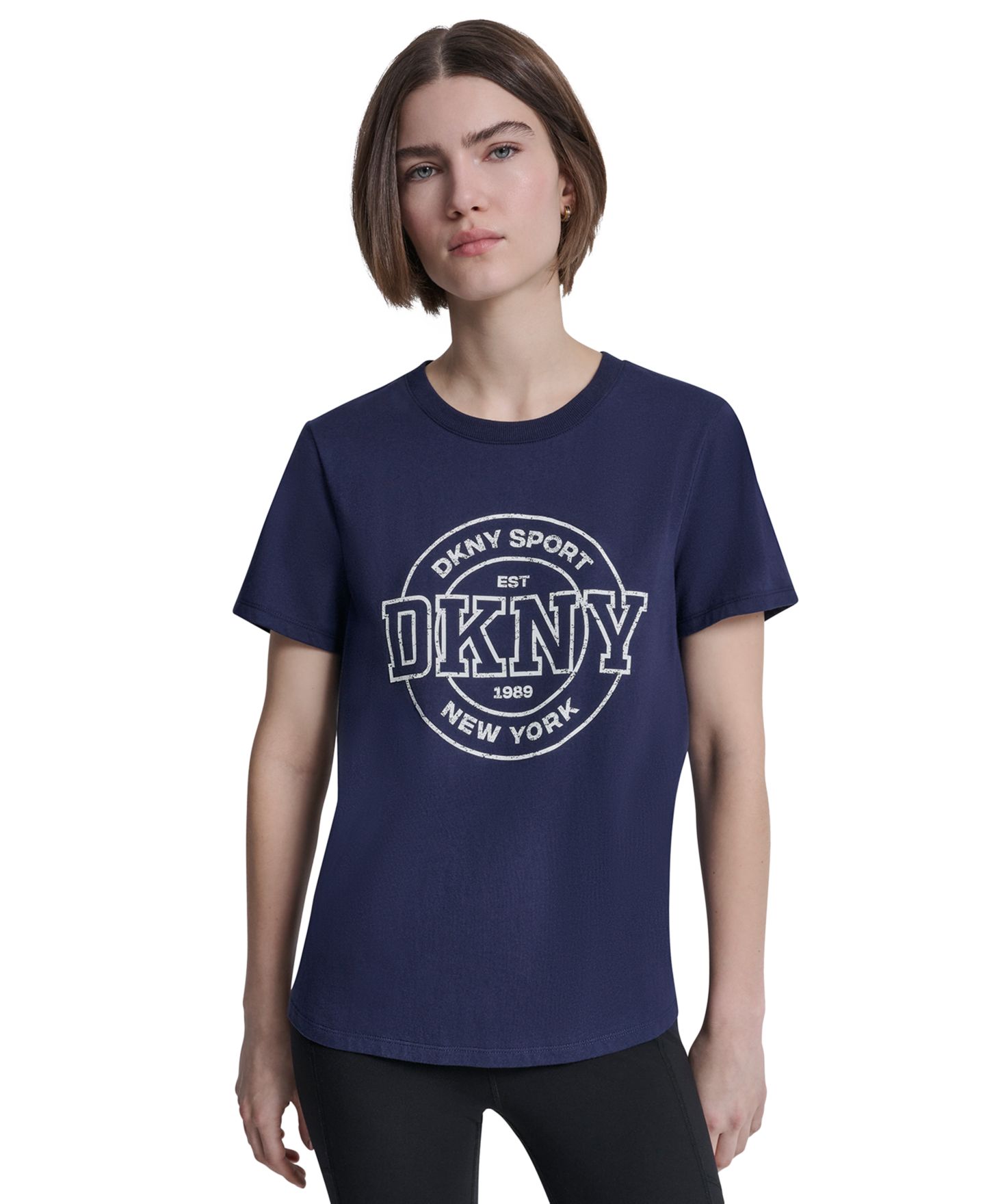 Женская футболка DKNY Sport Collegiate Medallion Logo, цвет: Peacoat — фото 1