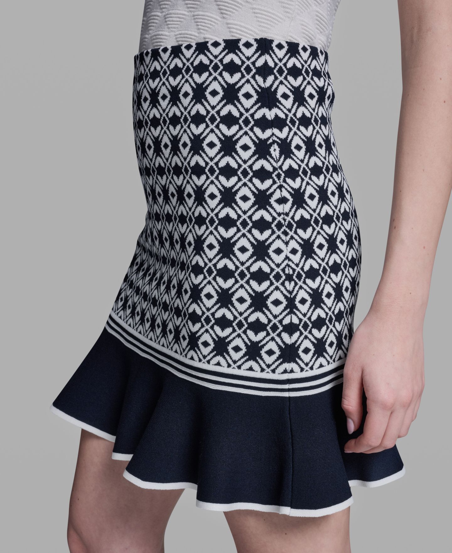 Женская юбка BCBG Sweater Knit Pull-On Mini, цвет: Глубокий морской / Белый — фото 3