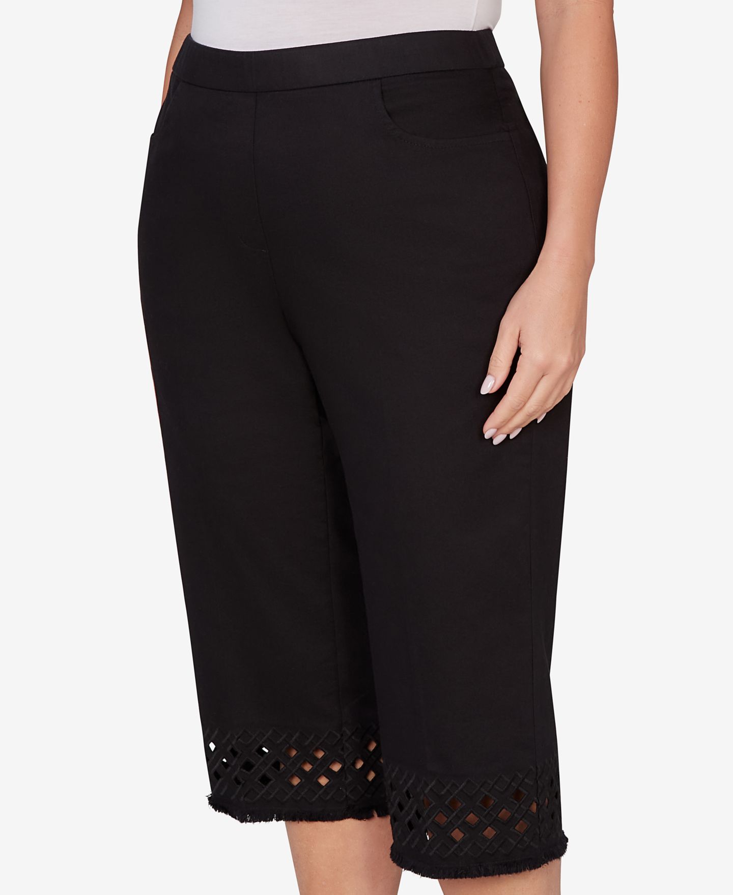 Женские брюки Alfred Dunner Plus Size Detail Driven Geometric Cut-Out Flat-Front Capri, цвет: Оникс — фото 4