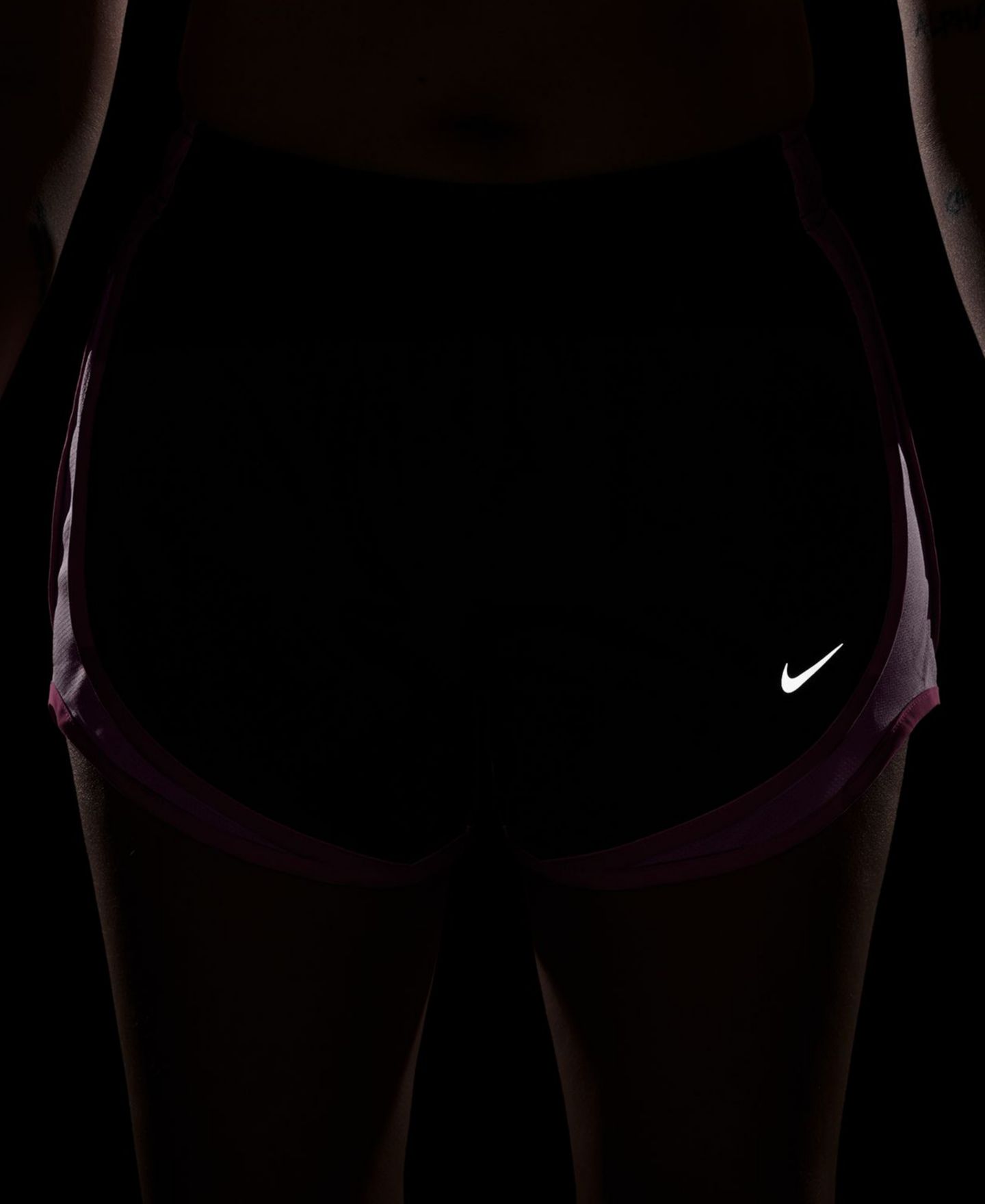 Женские шорты Nike Tempo Dri-FIT Mid-Rise Running, цвет: Чёрный / Выбеленный сиреневый — фото 2