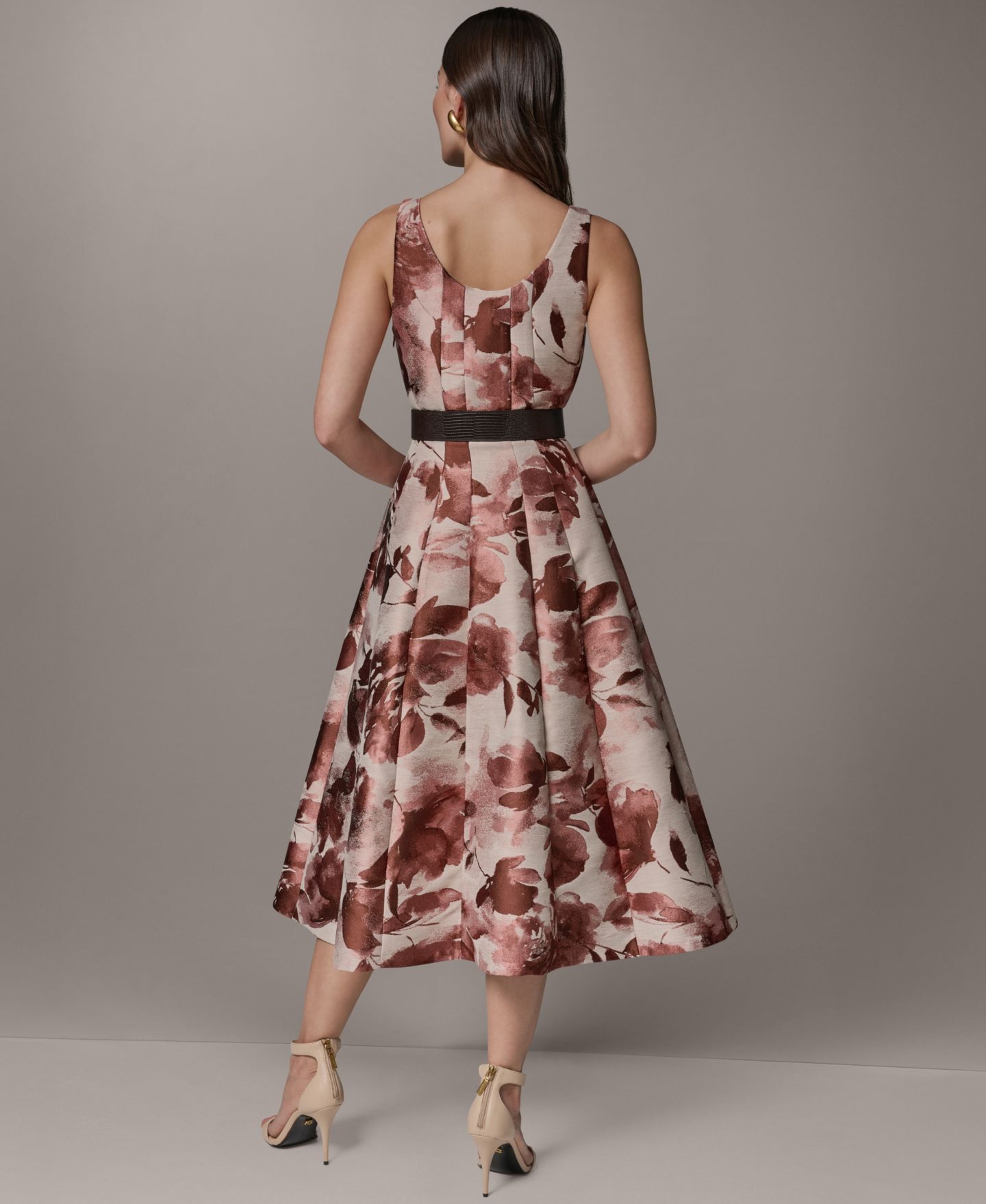 Женское платье Donna Karan New York Sleeveless Floral Jacquard Scoop Neck Midi A-Line, цвет: Пустынный розовый разноцветный — фото 5